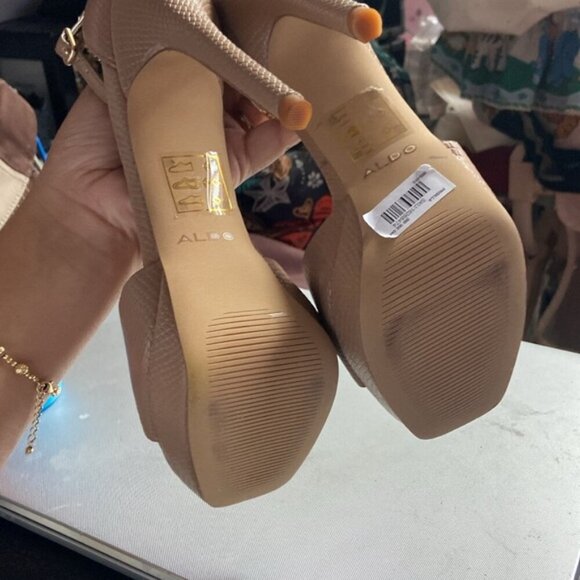 Aldo size 7.5 Tan Cream Heels with Golden chain - Picture 6 of 8